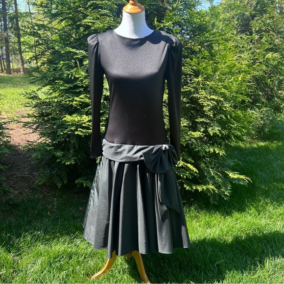 Vintage black midi dress with long sleeves with slightly puffy underskirt - Picture 1 of 12